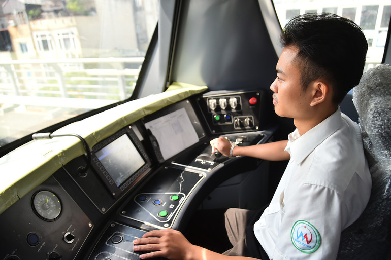 Lái tàu vận hành tuyến tàu điện Nhổn-Ga Hà Nội đoạn trên cao.