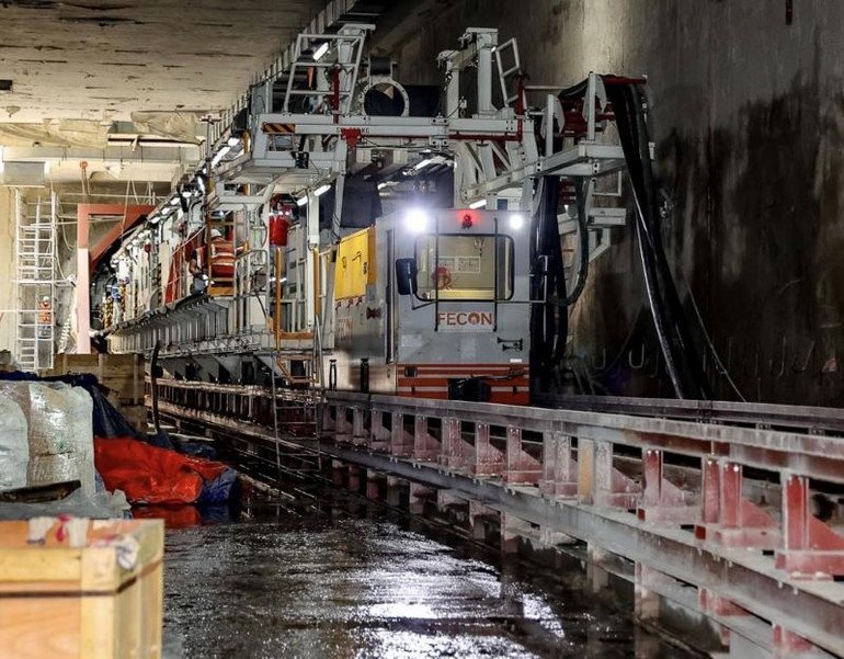 Máy đào hầm TBM của dự án đường sắt đô thị Nhổn-Ga Hà Nội đang tiến hành đào hầm theo hướng từ ga S9 (Kim Mã) đến ga S10 (Cát LInh).