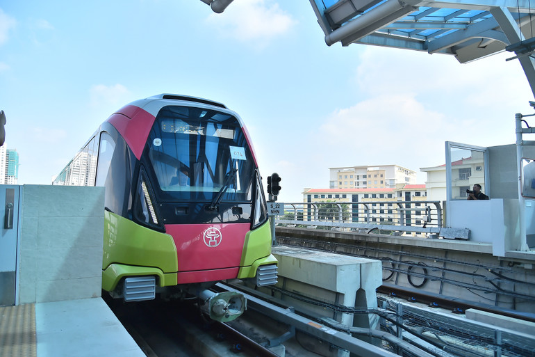 Với chủ đề “Hành trình xanh”, đoàn tàu gồm 3 màu xanh lá mạ, hồng đỏ và trắng. Hình ảnh Khuê Văn Các là điểm nhấn của toa đầu tàu.