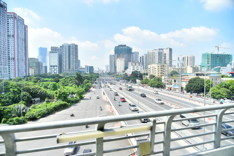 Một góc Thủ đô Hà Nội nhìn từ tàu điện Nhổn-ga Hà Nội đoạn trên cao.