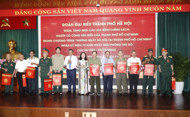 Chủ tịch Ủy ban nhân dân thành phố Hà Nội Trần Sỹ Thanh trao quà của thành phố Hà Nội tặng các gia đình chính sách, người có công tiêu biểu của Thành phố Hồ Chí Minh.