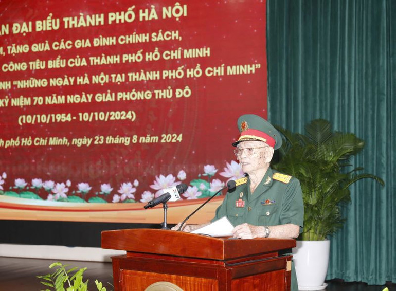 Cựu chiến binh Nguyễn Tầm Thường (95 tuổi), Tiểu đoàn 29, Trung đoàn 88, Sư đoàn 308 - đơn vị tiếp quản Thủ đô Hà Nội năm 1954, phát biểu tại buổi gặp mặt.