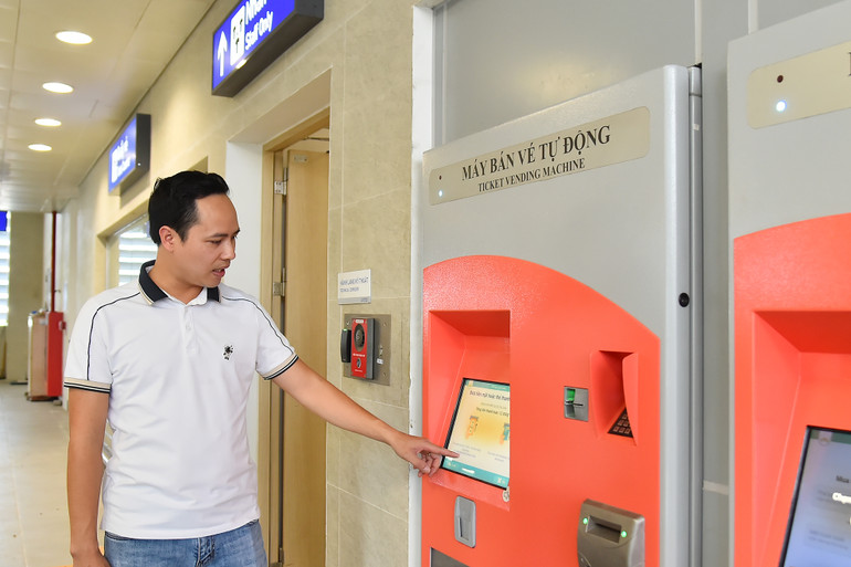 Người dân trải nghiệm hệ thống bán vé tự động tại các ga. Giá vé tháng phổ thông là 200.000 đồng, vé ưu tiên giảm 50% cho hành khách là học sinh, sinh viên, công nhân các khu công nghiệp; mua theo hình thức tập thể từ 30 người trở lên có giá 140.000 đồng. Vé ngày 24.000 đồng, có thể đi toàn tuyến trong ngày. Vé qua các ga dọc đường từ 8.000-12.000 đồng.