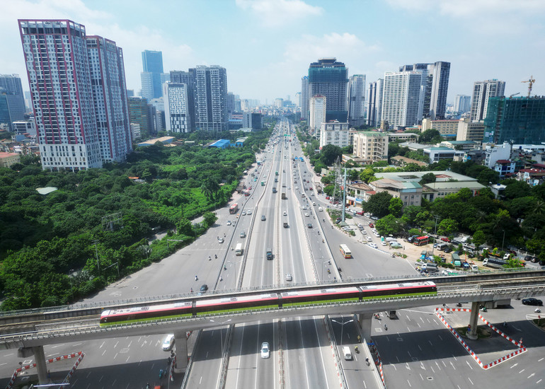 Dự án đường sắt đô thị số 3, đoạn Nhổn-ga Hà Nội dài 12,5km, có 8 ga trên cao và 4 ga ngầm. Trong đó, đoạn trên cao Nhổn-Cầu Giấy dài 8,5km, đoạn đi ngầm Cầu Giấy-ga Hà Nội dài 4km.