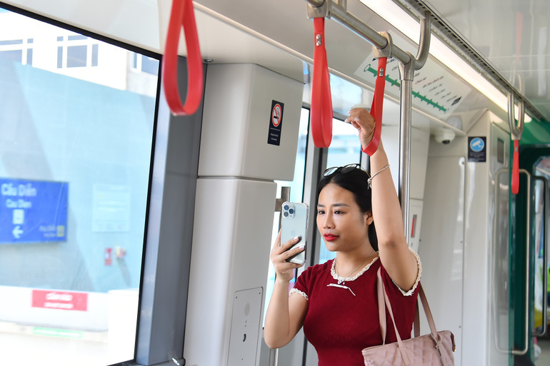 Người dân Thủ đô thích thú trải nghiệm hành trình đi tàu từ ga Nhổn đến ga Cầu Giấy.