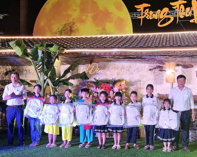 Trao quà cho các em thiếu nhi trước thềm năm học mới.