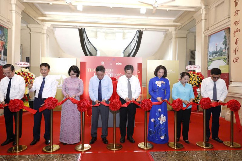 Các đồng chí lãnh đạo thành phố Hà Nội và Thành phố Hồ Chí Minh cắt băng khai mạc trưng bày chuyên đề về Thăng Long-Hà Nội tại Bảo tàng Thành phố Hồ Chí Minh.
