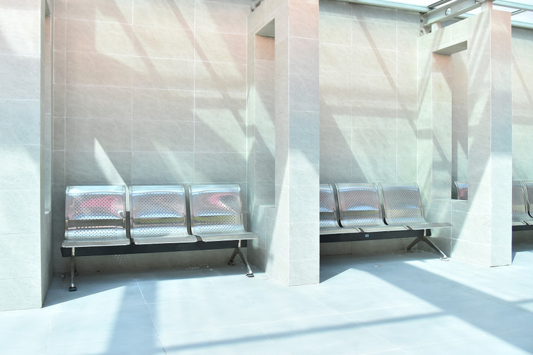 Khu vực ghế đợi tàu, các thiết bị chiếu sáng, các tấm bạt che chắn bụi cầu thang máy đã được dọn dẹp, vệ sinh, chuẩn bị đón khách khi khai thác chính thức.