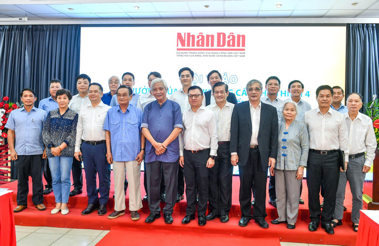 Các đại biểu chụp ảnh lưu niệm.