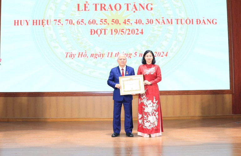 Đồng chí Nguyễn Thị Tuyến trao huy hiệu 55 năm tuổi Đảng tặng đồng chí Ngô Văn Dụ. Đồng chí Nguyễn Thị Tuyến trao huy hiệu 55 năm tuổi Đảng tặng đồng chí Ngô Văn Dụ.