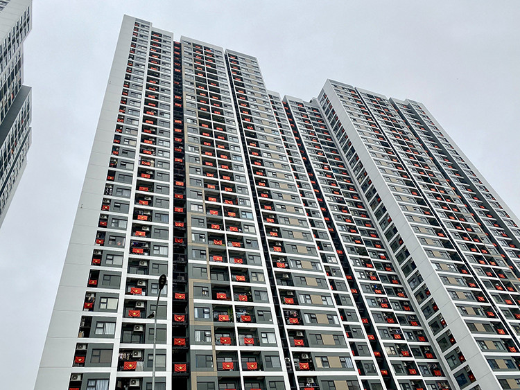 Các căn hộ chung cư treo cờ Tổ quốc tạo hình ảnh rất đẹp. Ảnh: Lê Phú.