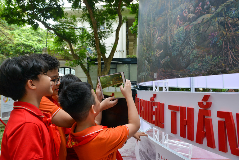 [Ảnh] Nhiều đoàn khách thích thú khám phá tranh panorama về "Chiến dịch Điện Biên Phủ" tại trụ sở Báo Nhân Dân ảnh 13