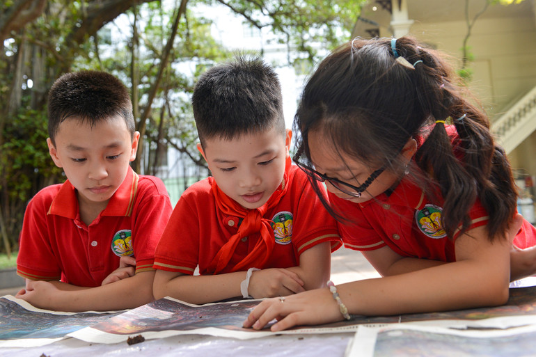 [Ảnh] Nhiều đoàn khách thích thú khám phá tranh panorama về "Chiến dịch Điện Biên Phủ" tại trụ sở Báo Nhân Dân ảnh 12