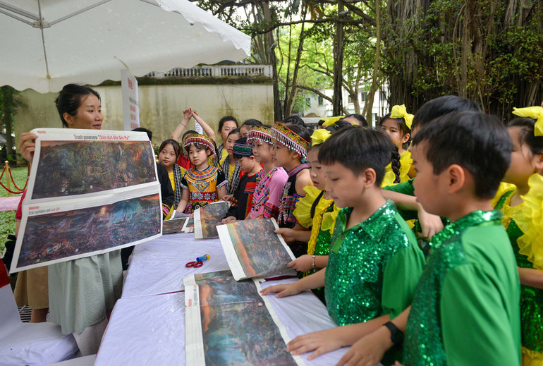 [Ảnh] Nhiều đoàn khách thích thú khám phá tranh panorama về "Chiến dịch Điện Biên Phủ" tại trụ sở Báo Nhân Dân ảnh 7