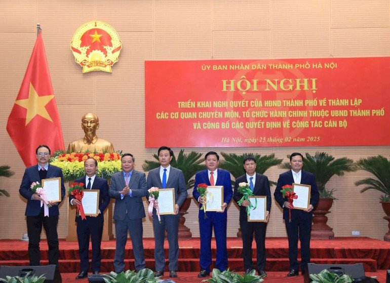 Phó Bí thư Thường trực Thành ủy Hà Nội Nguyễn Văn Phong trao quyết định bổ nhiệm cho Ban Giám đốc Sở Nông nghiệp và Môi trường Hà Nội.