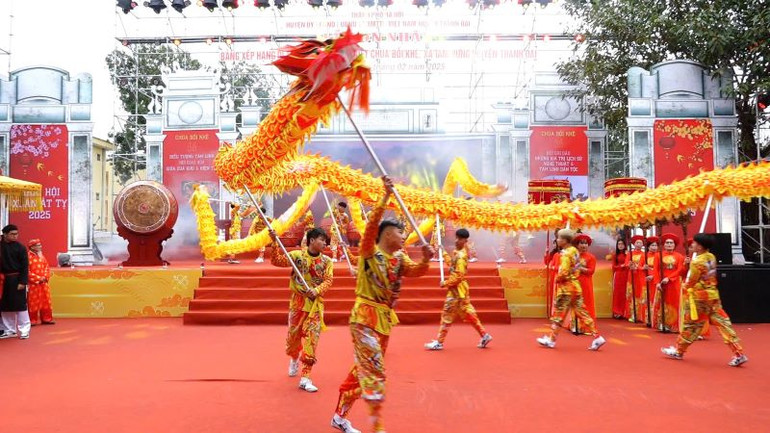 Người dân huyện Thanh Oai biểu diễn múa rồng tại lễ đón nhận Bằng xếp hạng Di tích quốc gia đặc biệt chùa Bối Khê.