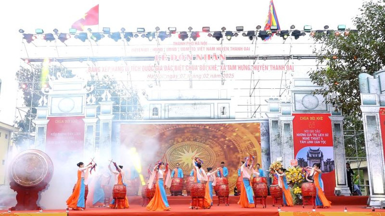 Biểu diễn trống hội tại lễ đón nhận Bằng xếp hạng di tích quốc gia đặc biệt chùa Bối Khê.