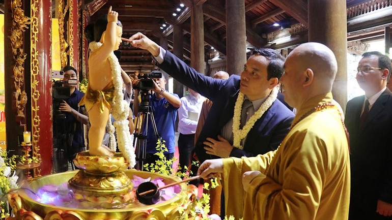 Phó Thủ tướng Trần Lưu Quang thực hiện nghi lễ tắm Phật tại chùa Phật tích, huyện Tiên Du, tỉnh Bắc Ninh.