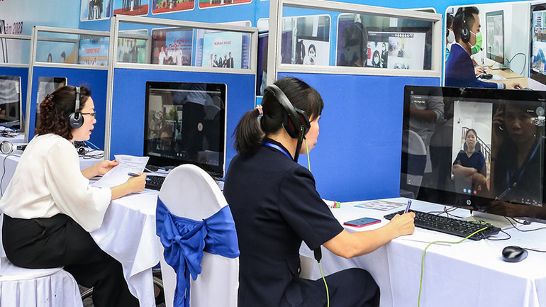 Phỏng vấn trực tuyến người lao động tại Ngày hội gắn kết giáo dục nghề nghiệp Thủ đô với thị trường lao động, tháng 5/2023 tại Hà Nội. (ẢNH: HÀ NAM)