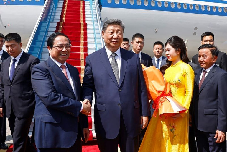 Thủ tướng Chính phủ Phạm Minh Chính chủ trì Lễ tiễn Tổng Bí thư, Chủ tịch Trung Quốc Tập Cận Bình thăm cấp Nhà nước tới Việt Nam tại Sân bay quốc tế Nội Bài, Hà Nội. (Ảnh: DOÃN TẤN/TTXVN)