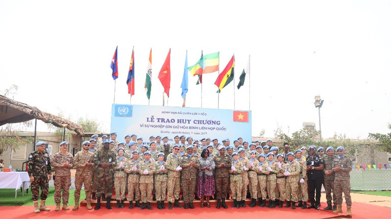 Đại diện Phái bộ Liên hợp quốc tại Nam Sudan, các đại biểu quốc tế, cùng Ban Giám đốc và toàn thể cán bộ, nhân viên Bệnh viện Dã chiến cấp 2 số 6 chụp ảnh lưu niệm tại Lễ trao Huy chương. (Ảnh: SỸ CÔNG)