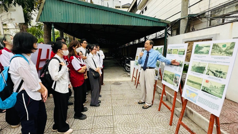 Ông Nguyễn Đại Hùng Lộc - nguyên Phó Chủ tịch Hội Tem Thành phố Hồ Chí Minh giới thiệu về các mẫu tem tại triển lãm. (Ảnh: SONG ANH) Ông Nguyễn Đại Hùng Lộc - nguyên Phó Chủ tịch Hội Tem Thành phố Hồ Chí Minh giới thiệu về các mẫu tem tại triển lãm. (Ảnh: SONG ANH)