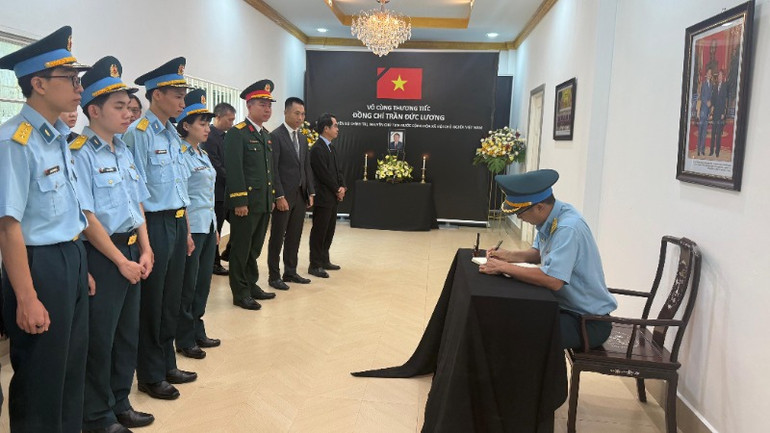 Đại diện Đoàn Học viên Quân chủng Phòng không-không quân ghi sổ tang nguyên Chủ tịch nước Trần Đức Lương.