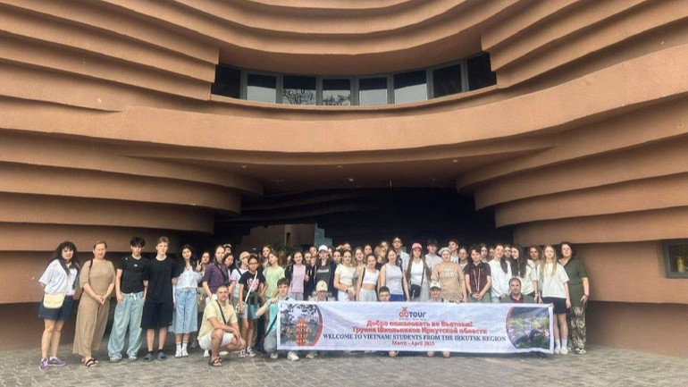 Các em học sinh tỉnh Irkutsk tham quan làng gốm Bát Tràng.
