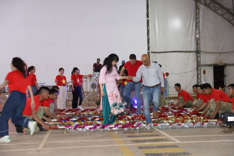 Lãnh đạo cơ quan Phái bộ Liên hợp quốc tham gia nhảy sạp cùng các thành viên đoàn Việt Nam tham gia Lễ hội. (Ảnh: LÊ THUẦN) Lãnh đạo cơ quan Phái bộ Liên hợp quốc tham gia nhảy sạp cùng các thành viên đoàn Việt Nam tham gia Lễ hội. (Ảnh: LÊ THUẦN)