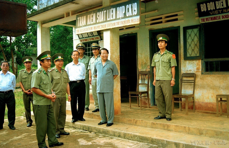 Chủ tịch nước Trần Đức Lương thăm trạm kiểm soát liên hợp CK19 huyện Đức Cơ (Gia Lai) trên biên giới Việt Nam-Campuchia (1999). (Ảnh: Trọng Nghiệp/TTXVN)