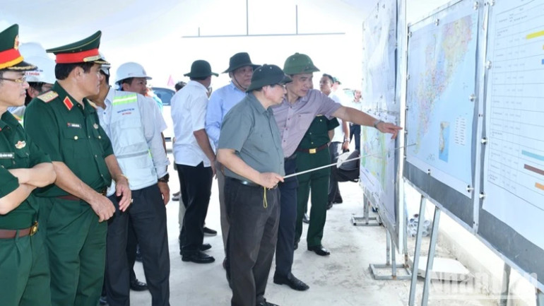 Thủ tướng Phạm Minh Chính nghe báo cáo tiến độ dự án cao tốc Cần Thơ-Cà Mau. (Ảnh: THANH GIANG)