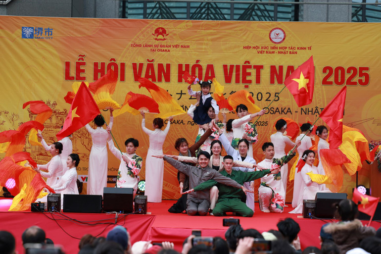 Những tiết mục văn nghệ đặc sắc được biểu diễn trong khuôn khổ Lễ hội.