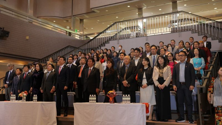 Sự kiện có sự tham gia của hơn 200 đại biểu là cộng đồng người Việt Nam tại Nhật Bản và một số bạn bè Nhật Bản yêu mến Việt Nam và Chủ tịch Hồ Chí Minh. (Ảnh: MY LÊ)