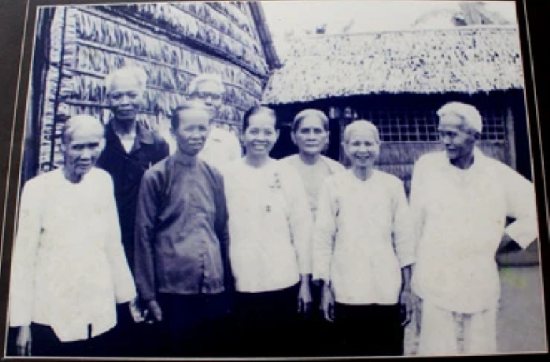 Soạn giả Điêu Huyền (thứ hai, từ trái sang) chụp ảnh lưu niệm với các anh chị em trong gia đình. (Ảnh: chụp lại)