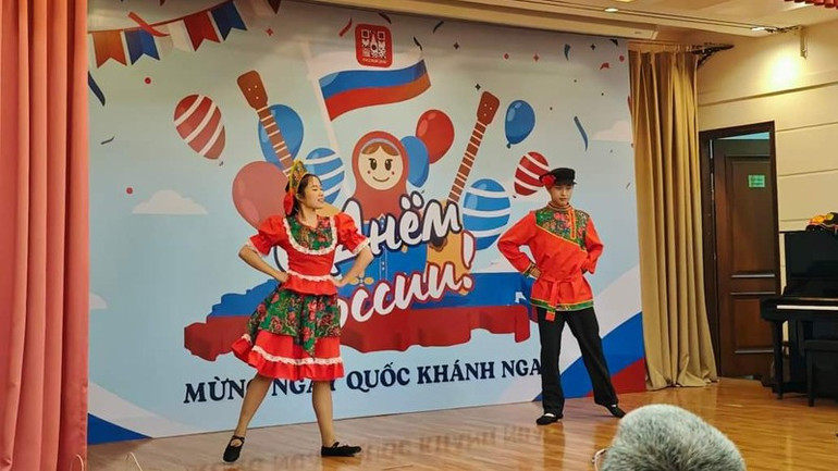 Tiết mục nghệ thuật tại lễ kỷ niệm Ngày Quốc khánh Nga, do Ngôi nhà Nga tổ chức.