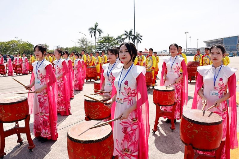 Màn biểu diễn trống hội tại lễ tiễn Tổng Bí thư, Chủ tịch Trung Quốc Tập Cận Bình ở Sân bay quốc tế Nội Bài. (Ảnh: DOÃN TẤN/TTXVN)