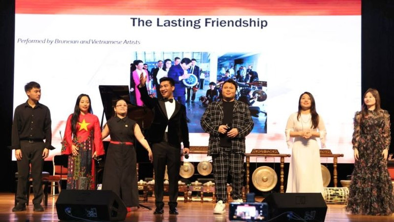 Các nghệ sĩ Việt Nam và Brunei cùng trình diễn bài hát "Việt Nam-Brunei: Tình hữu nghị bền lâu".