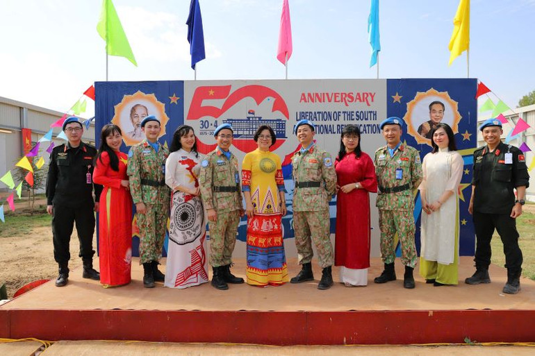 Các thành viên Đội Công binh số 3 chụp ảnh nhân kỷ niệm 50 năm Ngày Giải phóng miền nam, thống nhất đất nước. (Ảnh: LÊ THUẦN)