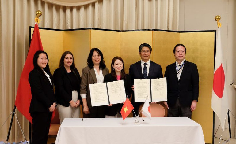 Các đại biểu chụp ảnh lưu niệm tại lễ ký kết. (Ảnh: Đại sứ quán Nhật Bản tại Việt Nam/Mekong Asean)
