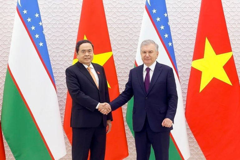 Chủ tịch Quốc hội Trần Thanh Mẫn hội kiến Tổng thống Uzbekistan Shavkat Mirziyoyev. (Ảnh: TTXVN) Chủ tịch Quốc hội Trần Thanh Mẫn hội kiến Tổng thống Uzbekistan Shavkat Mirziyoyev. (Ảnh: TTXVN)