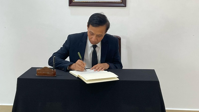 Đại sứ Campuchia tại Brunei Darussalam Chey Ratha ghi sổ tang nguyên Chủ tịch nước Trần Đức Lương.