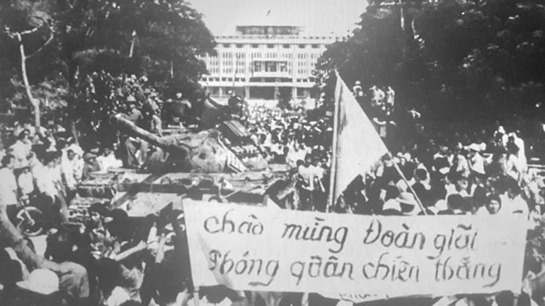 Người dân chào đón quân giải phóng trước Dinh Độc Lập, trưa 30/4/1975. (Ảnh tư liệu)