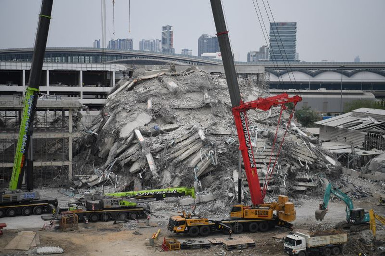 Hôm nay, 2/4, Thái Lan điều thêm cần cẩu cực lớn, loại 500 tấn đến để tham gia công tác cứu hộ, cứu nạn.