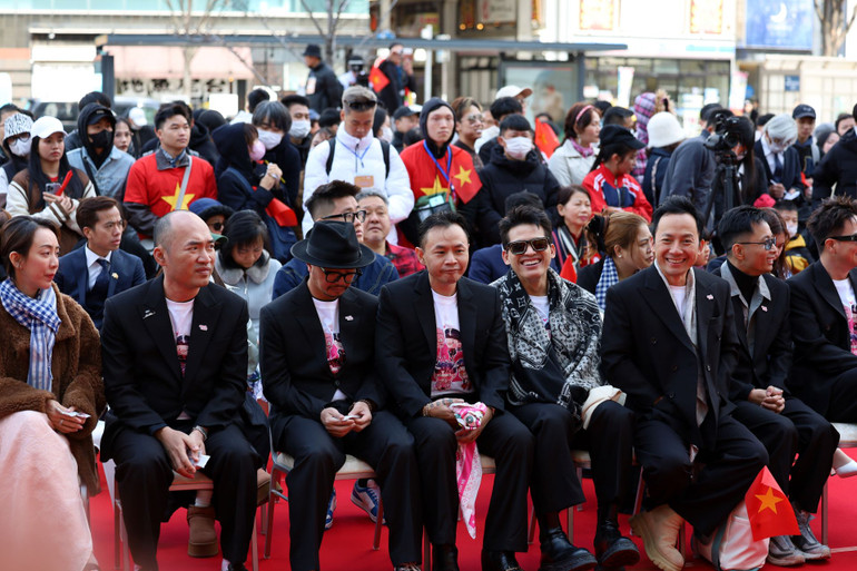 Nhóm nghệ sĩ từ chương trình “Anh trai vượt ngàn chông gai” trình diễn khoảng 20 ca khúc, nhận được sự cổ vũ nồng nhiệt của hàng nghìn khán giả Việt Nam và Nhật Bản tại Osaka.