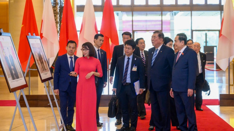 Chủ tịch Quốc hội Trần Thanh Mẫn và Thủ tướng Nhật Bản Ishiba Shigeru tham quan triển lãm ảnh về quan hệ hai nước. (Ảnh: ĐĂNG ANH) Chủ tịch Quốc hội Trần Thanh Mẫn và Thủ tướng Nhật Bản Ishiba Shigeru tham quan triển lãm ảnh về quan hệ hai nước. (Ảnh: ĐĂNG ANH)