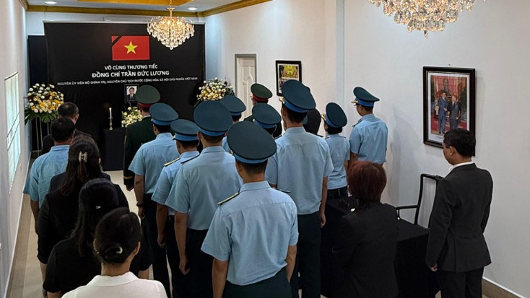 Đoàn cán bộ nhân viên Đại sứ quán, Ban liên lạc cộng đồng và cộng đồng người Việt Nam tại Brunei viếng nguyên Chủ tịch nước Trần Đức Lương.