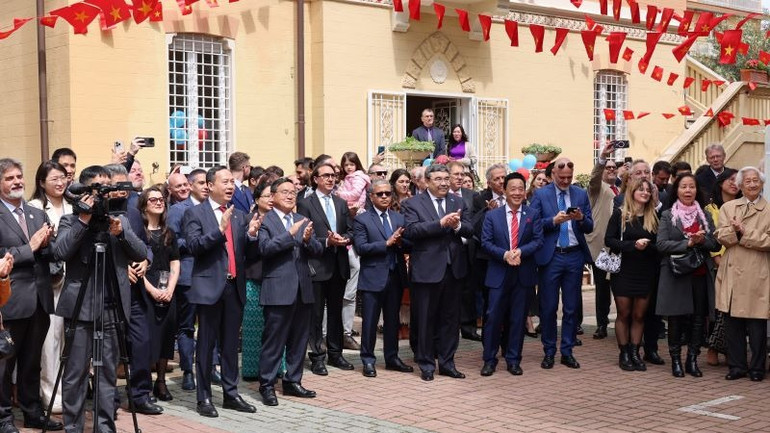 Các đại biểu, khách mời tham dự lễ kỷ niệm. (Ảnh: DƯƠNG HOA/TTXVN)