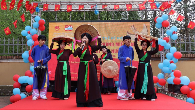 Các tiết mục hát Quan họ, múa nón của các thành viên Hiệp hội “Nhịp cầu Văn hóa Italy - Việt Nam”. (Ảnh: DƯƠNG HOA/TTXVN)