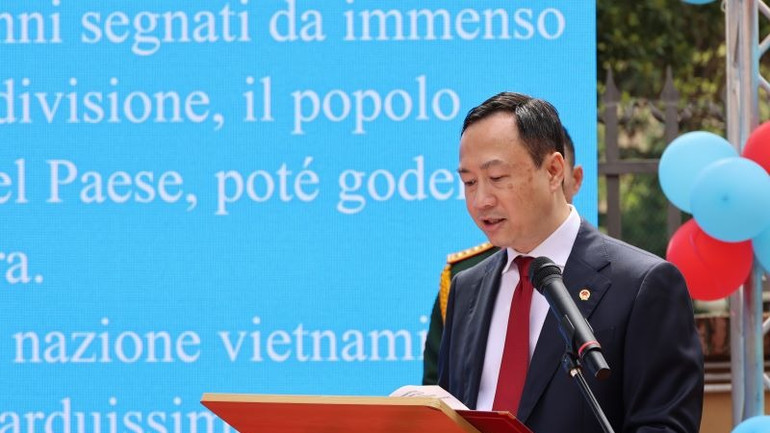 Đại sứ Việt Nam tại Italy Dương Hải Hưng phát biểu khai mạc lễ kỷ niệm. (Ảnh: DƯƠNG HOA/TTXVN)