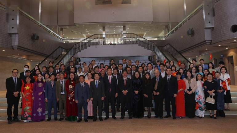 Các đại biểu tham dự Hội thảo chụp ảnh lưu niệm. (Ảnh: MY LÊ)